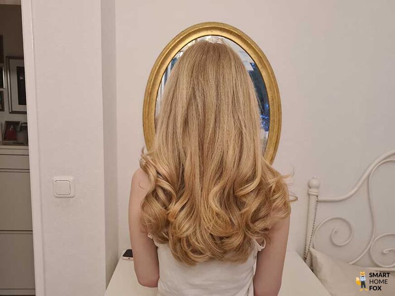 Локоны уложены с помощью стайлера Dyson Airwrap.